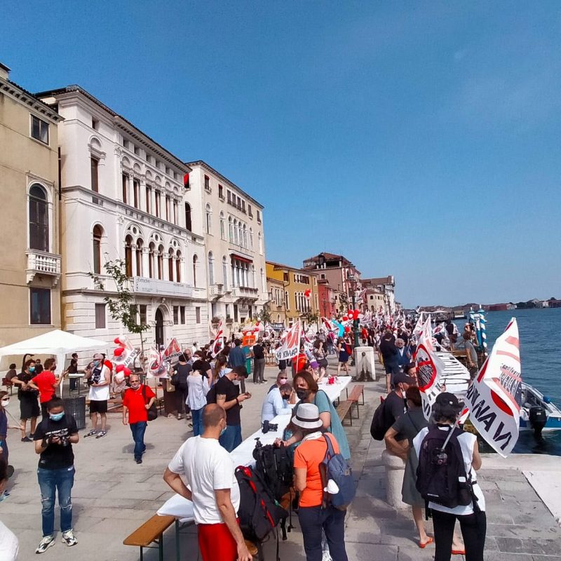 Venezia, ritornano le grandi navi: in migliaia sui barchini contro i giganti del mare. Le istituzioni manifestano a favore con i portuali