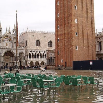Grandi Navi, ma non solo: Venezia nel mirino dell’Unesco per turismo senza controllo, edilizia invasiva, mancata tutela della Laguna