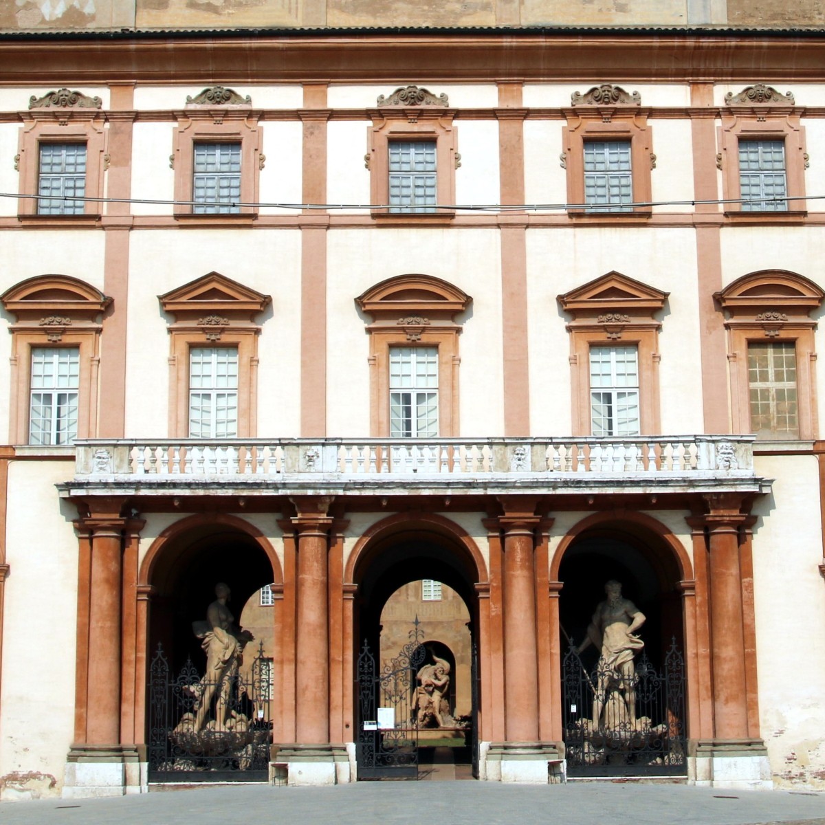 Un matrimonio in reggia: funerale del bene comune