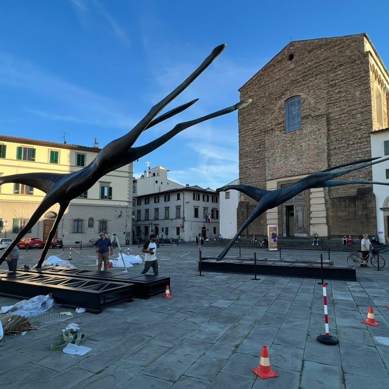 Due “ricchi” cavalli di bronzo che violano il vuoto popolare
